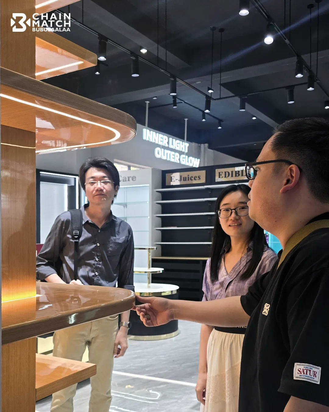 ทีมงานให้คำปรึกษาลูกค้าในโชว์รูม