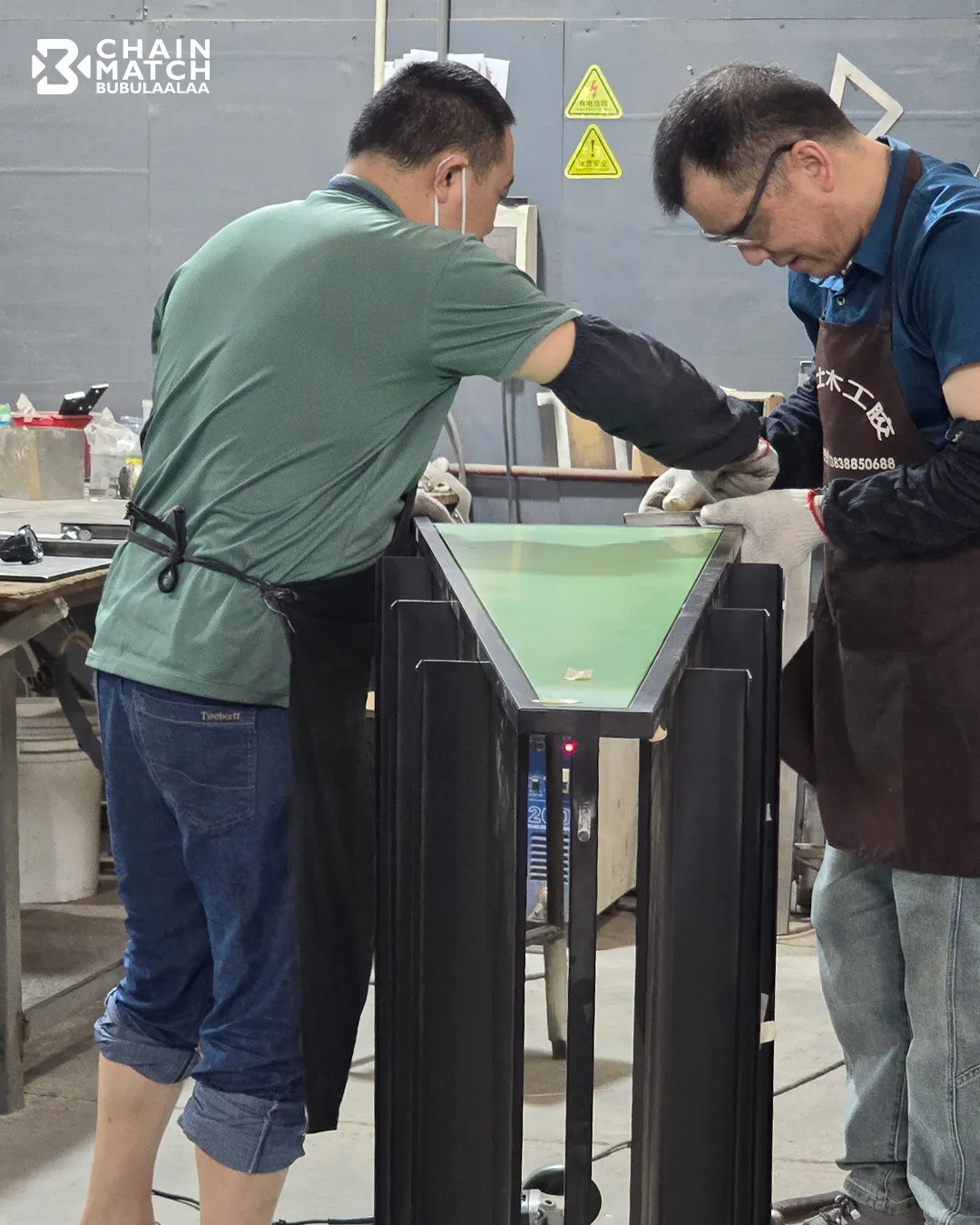 ช่างกำลังประกอบชิ้นงานในโรงงาน