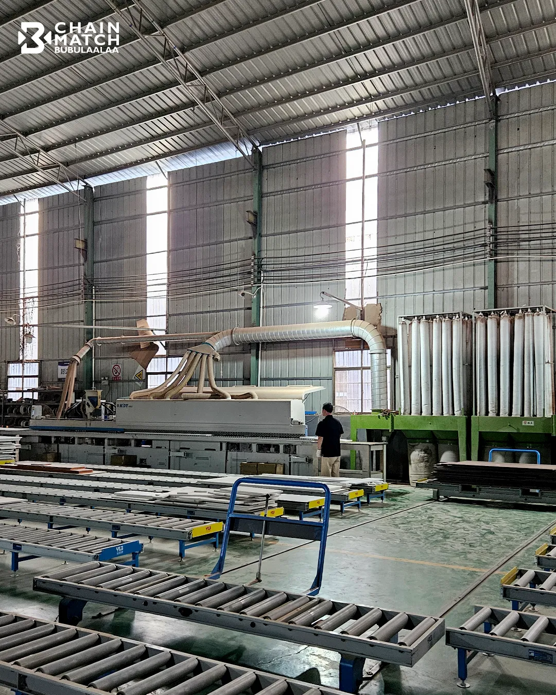 สายพานและเครื่องจักรในโรงงานอุตสาหกรรม