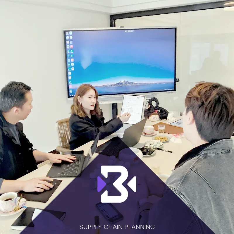 ทีมงานกำลังวางแผนการนำเข้าสินค้าจากโรงงานจีนและจัดการซัพพลายเชน