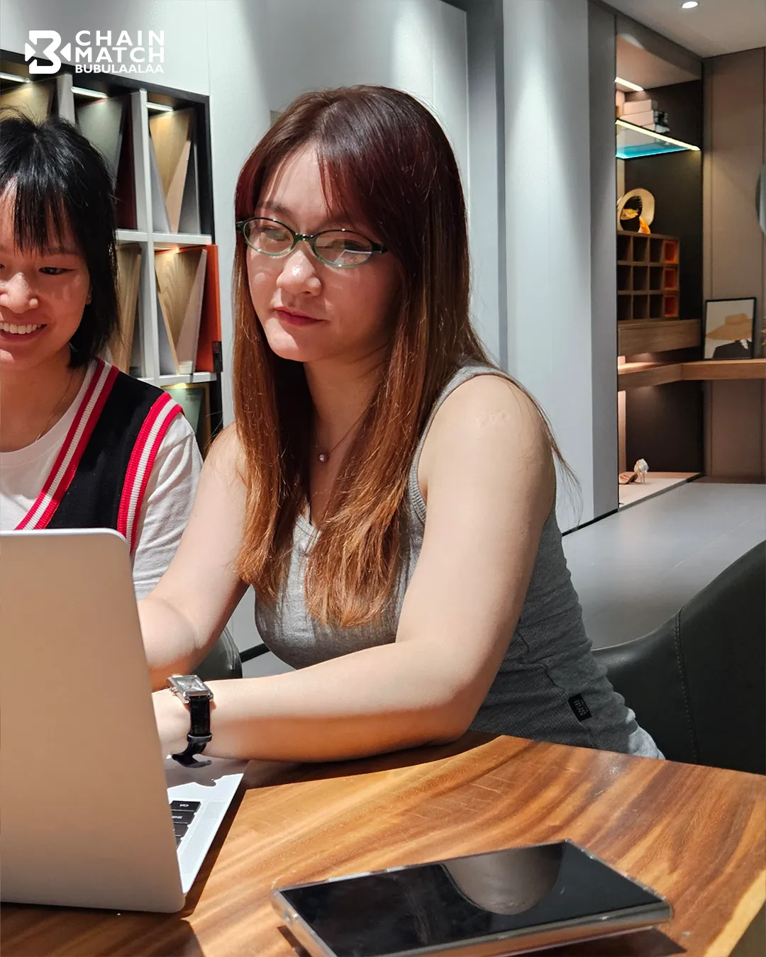 ทีมงาน sourcing กำลังทำงานและวิเคราะห์สินค้าในโชว์รูม