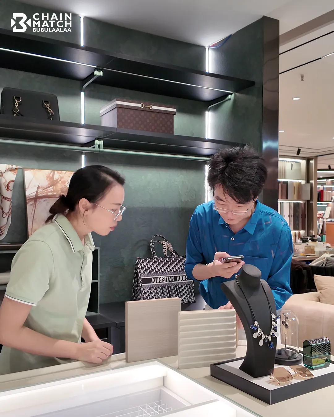 ทีมงานกำลังให้คำปรึกษาลูกค้าเกี่ยวกับสินค้าและวัสดุในโชว์รูม